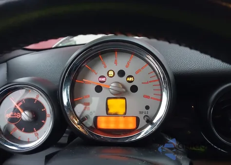 2011 Mini Cooper z USA, uszkodzony, nr VIN WMWZN3C5XBT133140